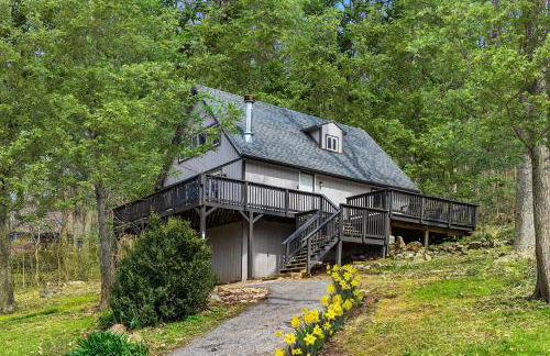 Hot Tub, Wraparound Deck, & WiFi at Chalet Cabin - Foto 6