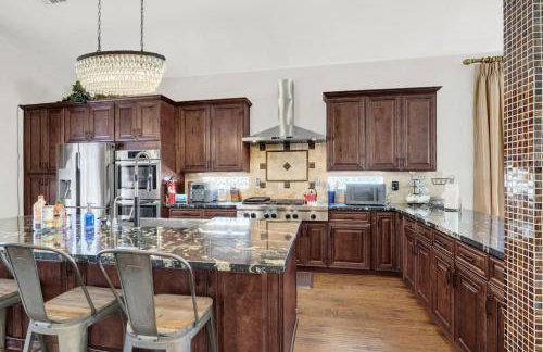 Tropical 4BR Oasis with Pool and Jacuzzi Near Strip - Photo 22