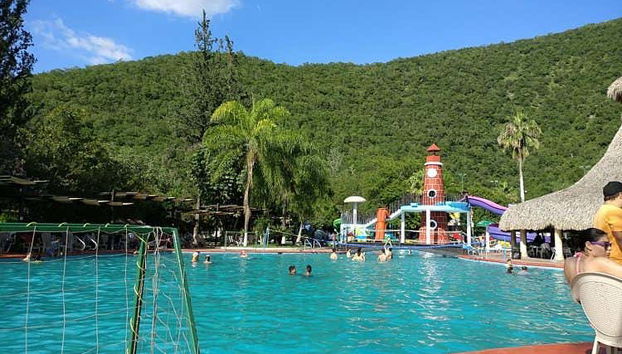 Une des piscines du club au milieu de la végétation