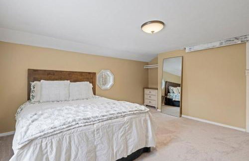 Cozy 3BR Retreat in Downtown Bethlehem - Hot Tub, Trails, Near Ski & Hike - Photo 31