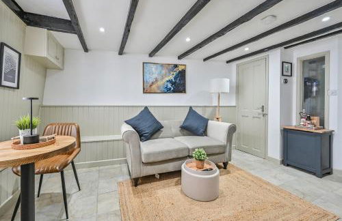 Luxury Couple's Getaway with River Views and Parking - Foto 16