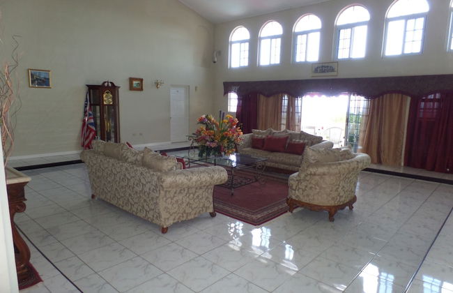 The Royal Kensington Villa - Photo 2