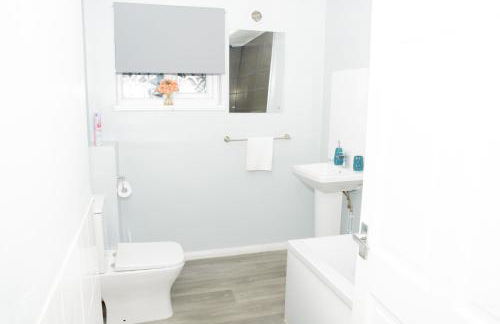 Stylish 3 bed house with free parking - Foto 10