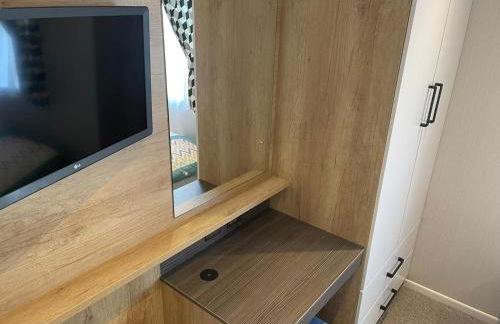 Indulgence Lakeside Lodge i3 with hot tub, private fishing peg situated at Tattershall Lakes Country Park - Foto 10