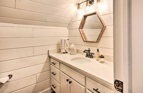 Enchanting Forested Cabin with Fire Pit and Grill - Foto 20