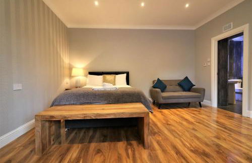 Signature - Linden Cottage Room 1 - Photo 4