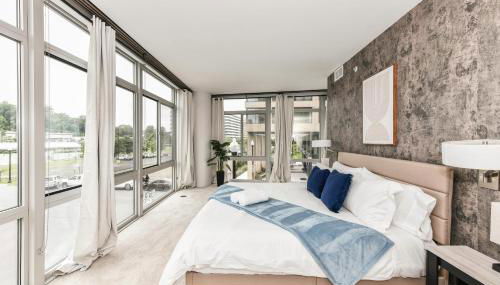 Posh 2BR Retreat Gym, Prkng and Scenic Rooftop - Photo 4