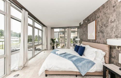 Posh 2BR Retreat Gym, Prkng and Scenic Rooftop - Photo 4