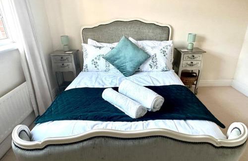 Spacious 5-Bed Detached House, Sleeps 10, Parking - Photo 34