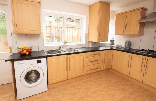 Large Home - Free Parking-WiFi By Hinkley Homes Short Lets & Serviced Accommodation - Photo 15