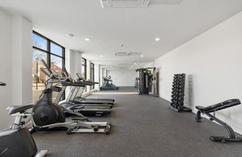 2BR 2BA, King bd, Gym, Free Parking, 8min to Train - Foto 59