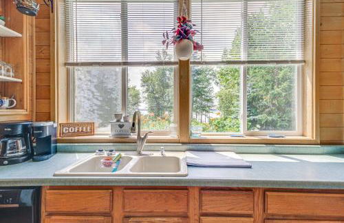 Quiet Lakefront Grand Rapids Cabin on 5 Acres - Foto 11