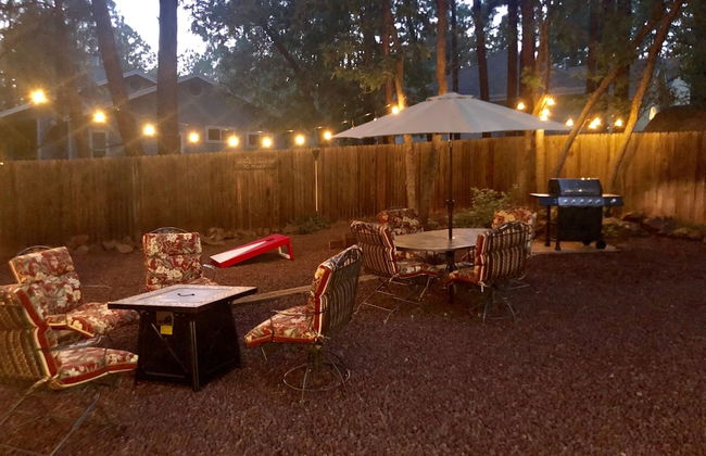 Home In The Pines Near Downtown w Hottub - Foto 28