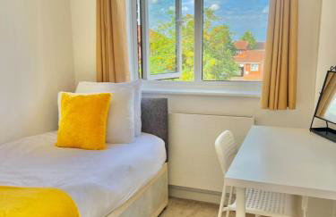 Furzton - Modern Home and Garden, Free Private Parking, TV, Sleeps 6 Guests - Photo 18