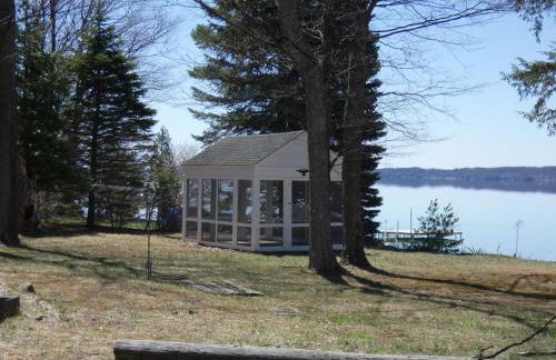 Classic Lake Home on Torch Lake - Foto 3
