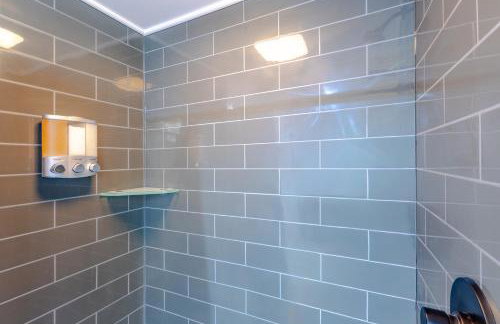 Brew City Game Room Fenced Yard 2 king beds - Foto 58