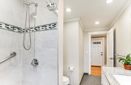 Walk to Constitution Beach Mid-Century Boston Gem - Foto 16