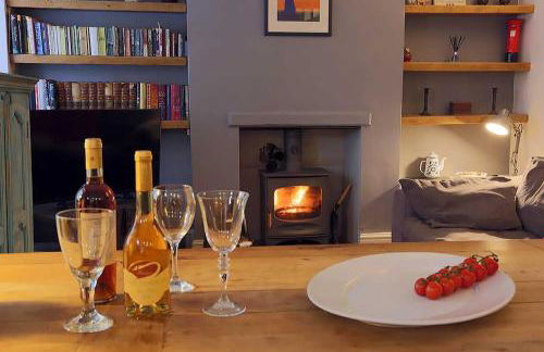 Charming 3 bedroom house with indoor wood burner. - Photo 1