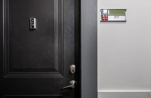 2BR Balcony Suite Gym & Pool Downtown at CityWay - Foto 46