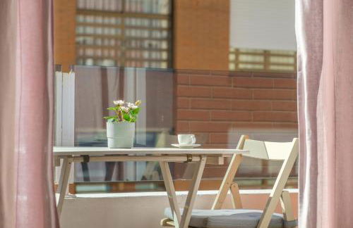 Modern, Stylish Apartment - Photo 8