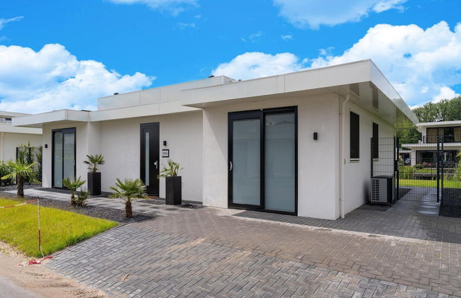Villa With Covered Terrace and Jetty on the Water - Foto 1