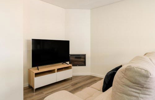 Spacious & Stylish Flat with Garage by HostWise - Foto 12