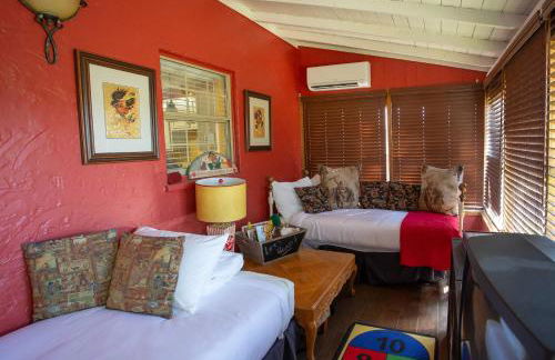 Cozy 2BR Cabin - King Bed Bunks Fire Pit & BBQ - Foto 9