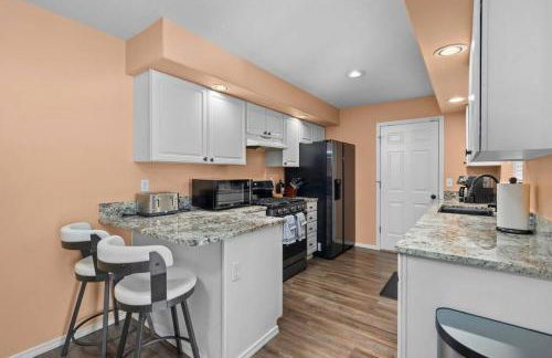 Solar Half-Plex with Chic Style in Country Glen - Foto 28