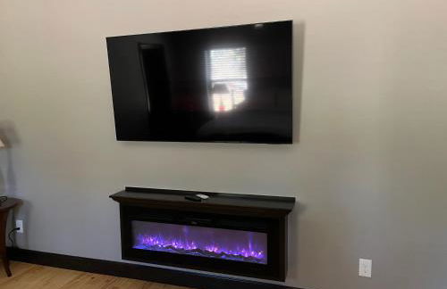 Deer Lake Cabin 3 bd Room NEWLY BUILT with Fireplace Hot Tub and EV Charger - Foto 3