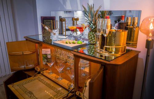 Spacious Victorian 4 Bed l Cocktail Bar Spa Bath Workspaces - Photo 16