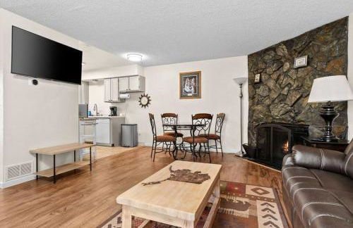 Alaskan WolfDen Close to airport centrally located - Photo 23