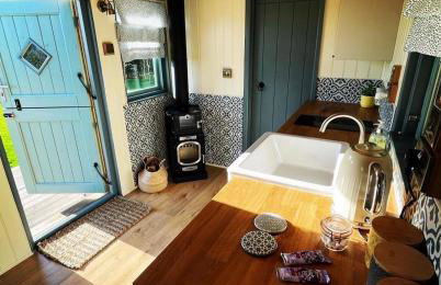 Cornwall Shepherds Hut - Hot Tub & Cosy Log Burner - Photo 4