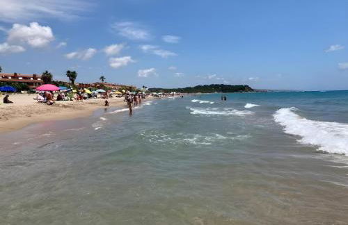 Costa Dorada Beach Villa with Shared Pool and Terrace - Foto 27