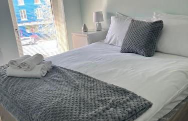 4 bedroom, sleeps 8, 30 seconds from beach, games table - Foto 10