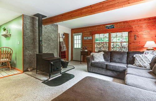 1 Mi to Rangeley Lake Cabin with Wraparound Deck! - Foto 5