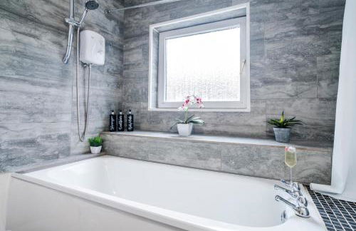 2 Bedroom House, 5 Single Beds, Fast WiFi - Photo 32