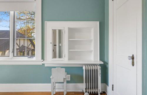 Stylish Mountain Retreat with Sunroom and Pergola - Foto 46