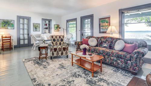 Torch Lake Getaway with Private Beach and Boat Dock! - Foto 4