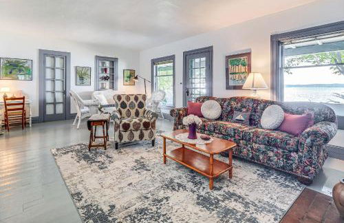 Torch Lake Getaway with Private Beach and Boat Dock! - Foto 4