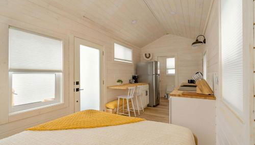 Stay Portland - The Tiny Oasis Steps to Local Coffee & Restaurants - Photo 3