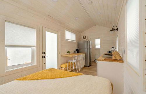 Stay Portland - The Tiny Oasis Steps to Local Coffee & Restaurants - Photo 3