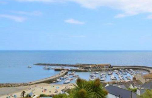 Lovely home from home apartment 8 mins walk to beach with free parking and sun deck 2 bed sleeps 4 - Photo 2