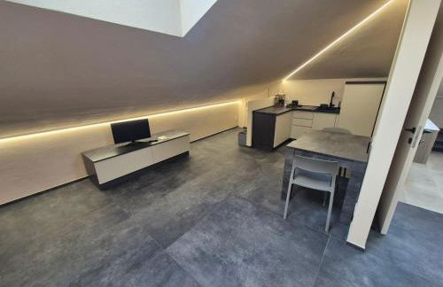 Moderna Mansarda con parcheggio gratuito - Foto 10