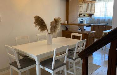 Evelyn House - Photo 2