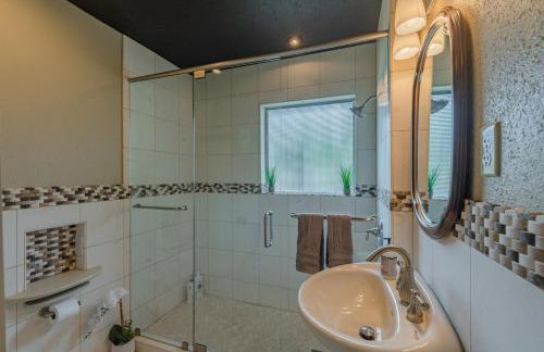 Serene POOL & Firepit in Stunning Home By Airport - Foto 60