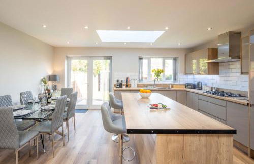 6 Bedroom, 2 Bathroom Modern, Spacious Home - Foto 10