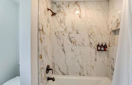 Patio and Pool Table Lake Marion Getaway - Foto 24