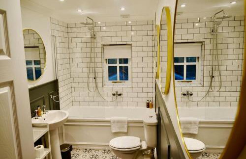 Epic Location, Views & Large Private Terrace - Photo 15