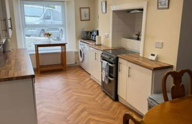 Spacious, sleeps 7, 2 baths, Central Saltash - Photo 18