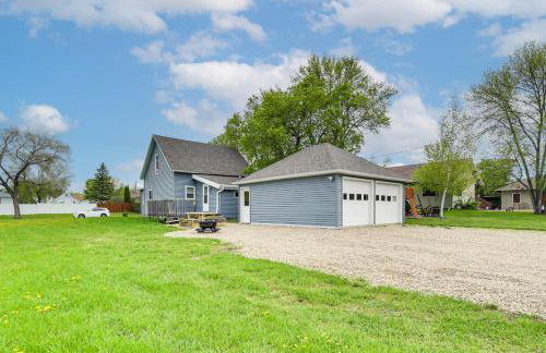 Serene Devils Lake House with Deck and Fire Pit! - Foto 25